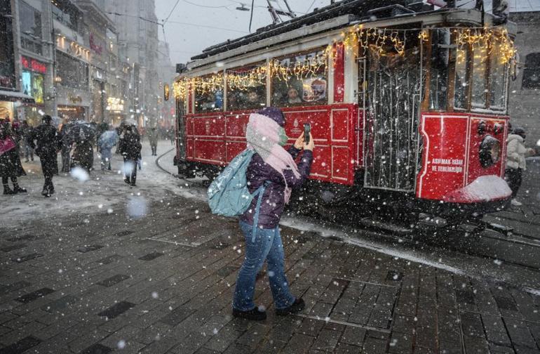 Taksim Meydanı karla kaplı